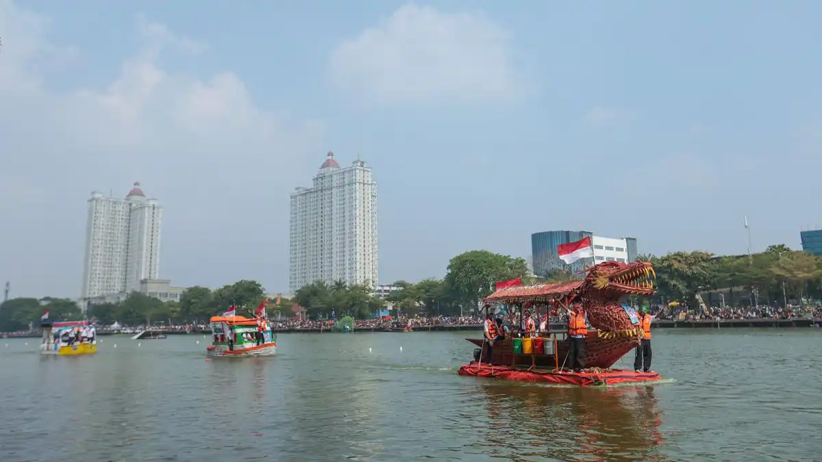 Perahu Daur Ulang Pasukan Oranye Ramaikan Cilung Fest di Sunter