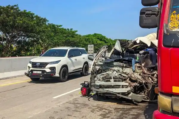 Kecelakaan Elf Rombongan Suporter PSS di Tol Madiun, Empat Orang Dilaporkan Tewas