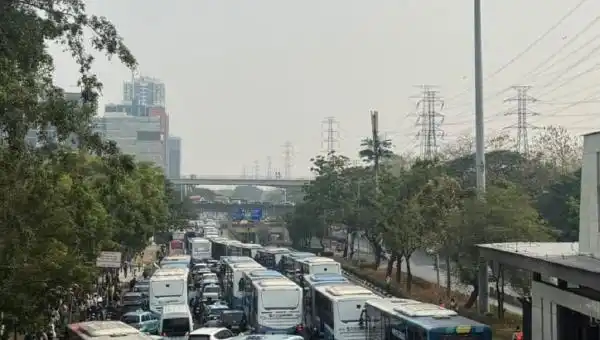 Kecelakaan Truk di MT Haryono Picu Kemacetan Panjang Menuju Cawang