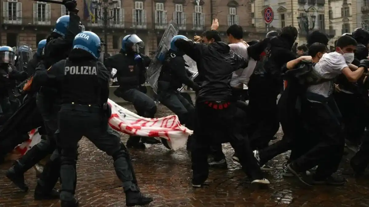 Demo Biaya Hidup di Italia Ricuh, Puluhan Ditangkap dan Ratusan Aparat Terluka
