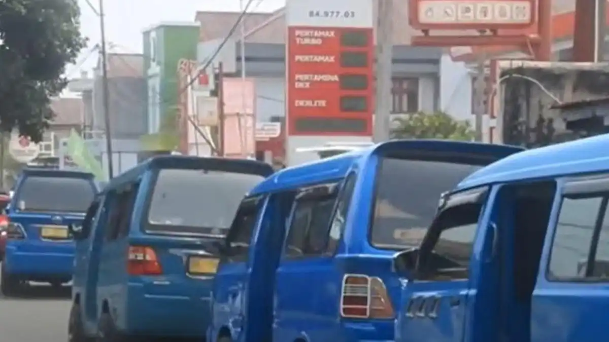 Antrean Pertalite Berjam-jam, Pengendara Menanti Jalan Keluar