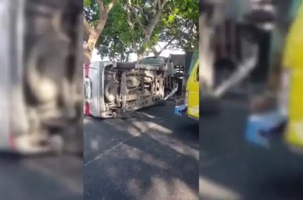 Truk Kontainer Terguling dan Menimpa Avanza di Jalur Pantura Tuban