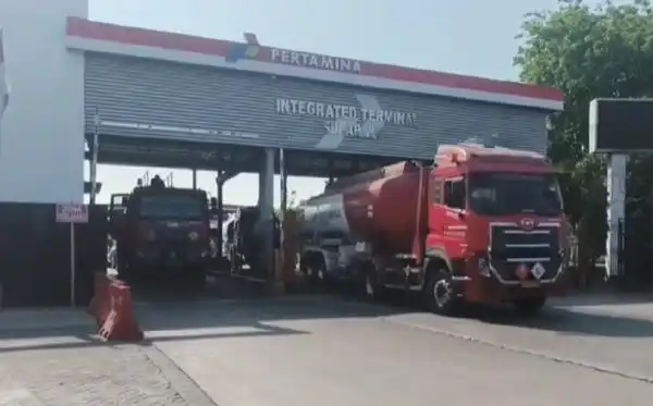 Emil Dardak Tinjau Terminal BBM Surabaya, Pasokan Jatim Disebut Cukup