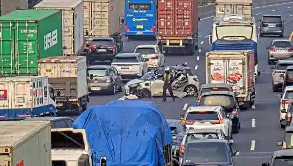 Kecelakaan Wuling di Tol Priok Picu Kepadatan Menuju Bandara