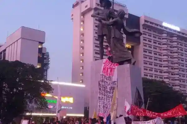 Spanduk Tuntutan Rakyat Dibentangkan di Tugu Tani saat Aksi Dua Tahun Pemerintahan Prabowo-Gibran