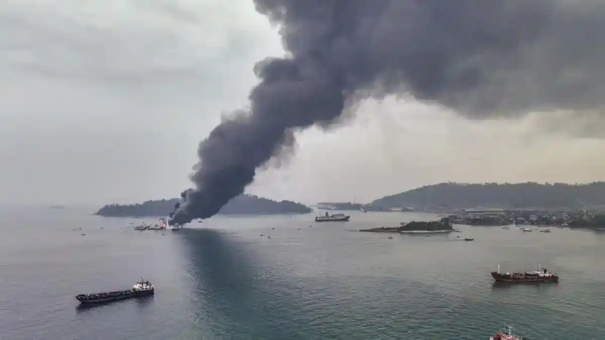 KMP Batumandi Terbakar di Alur Merak, Seluruh Penumpang dan Awak Dievakuasi