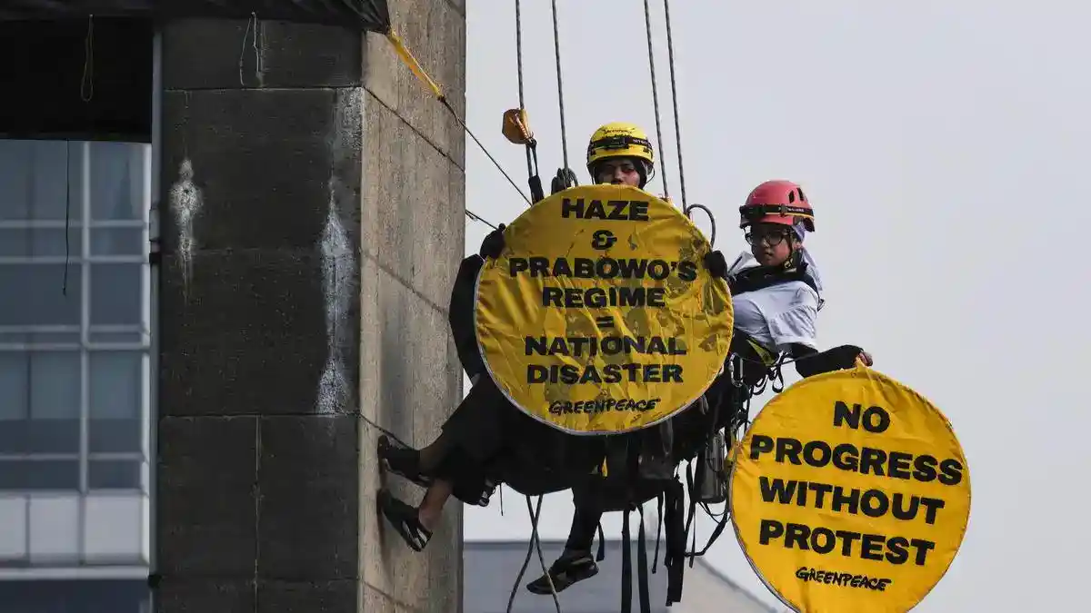 Enam Aktivis Greenpeace Pulang Usai Delapan Jam Pemeriksaan di Polda Metro Jaya