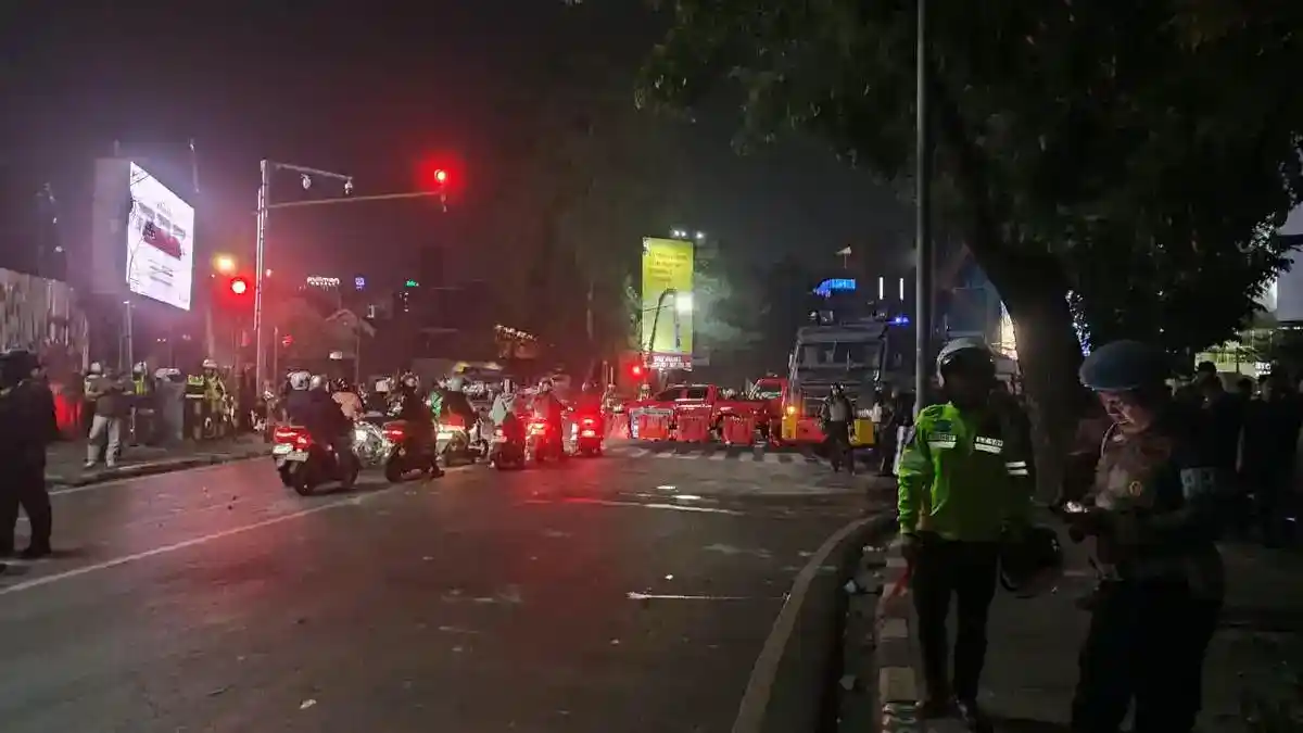 Tiga Polisi Terluka dalam Serangan Batu dan Molotov di Simpang Dago