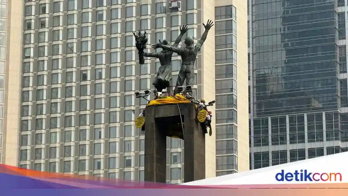 Enam Aktivis Greenpeace Dievakuasi dari Patung Selamat Datang Bundaran HI