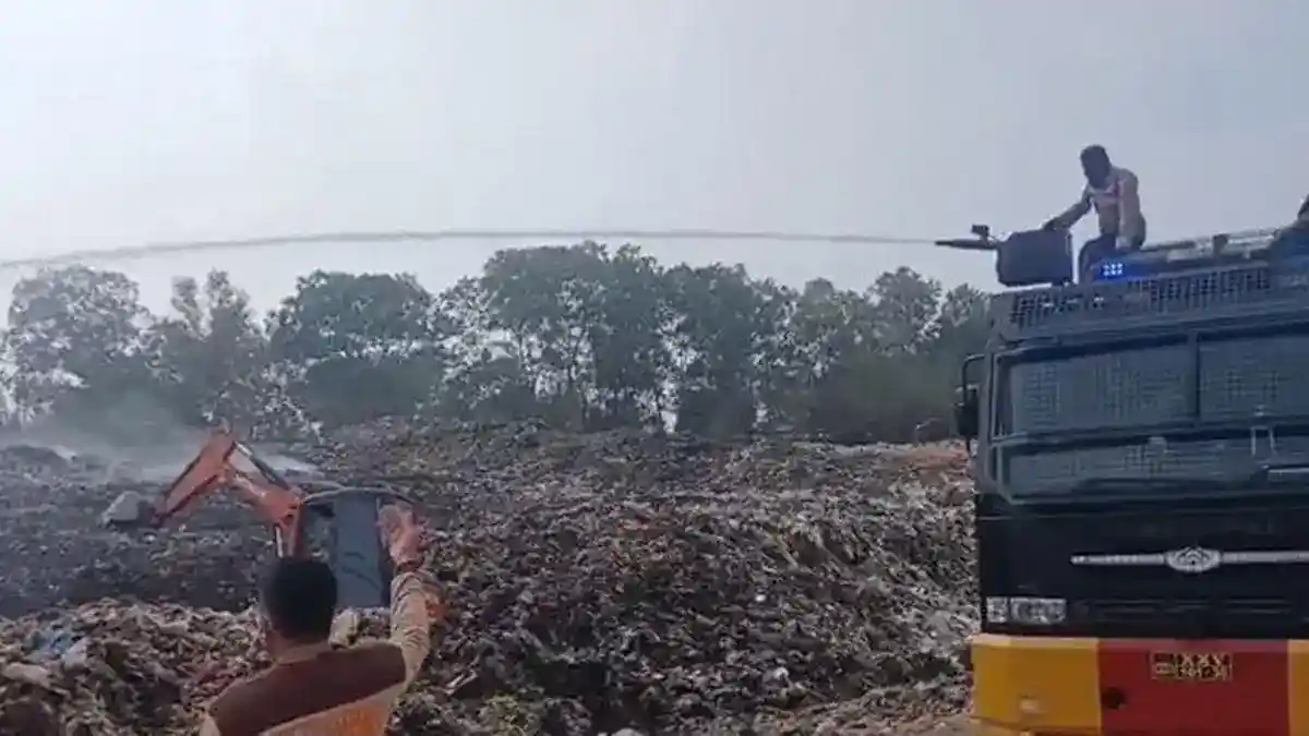 Kebakaran TPA Bandar Jaya Mereda, Petugas Masih Mendinginkan Timbunan Sampah
