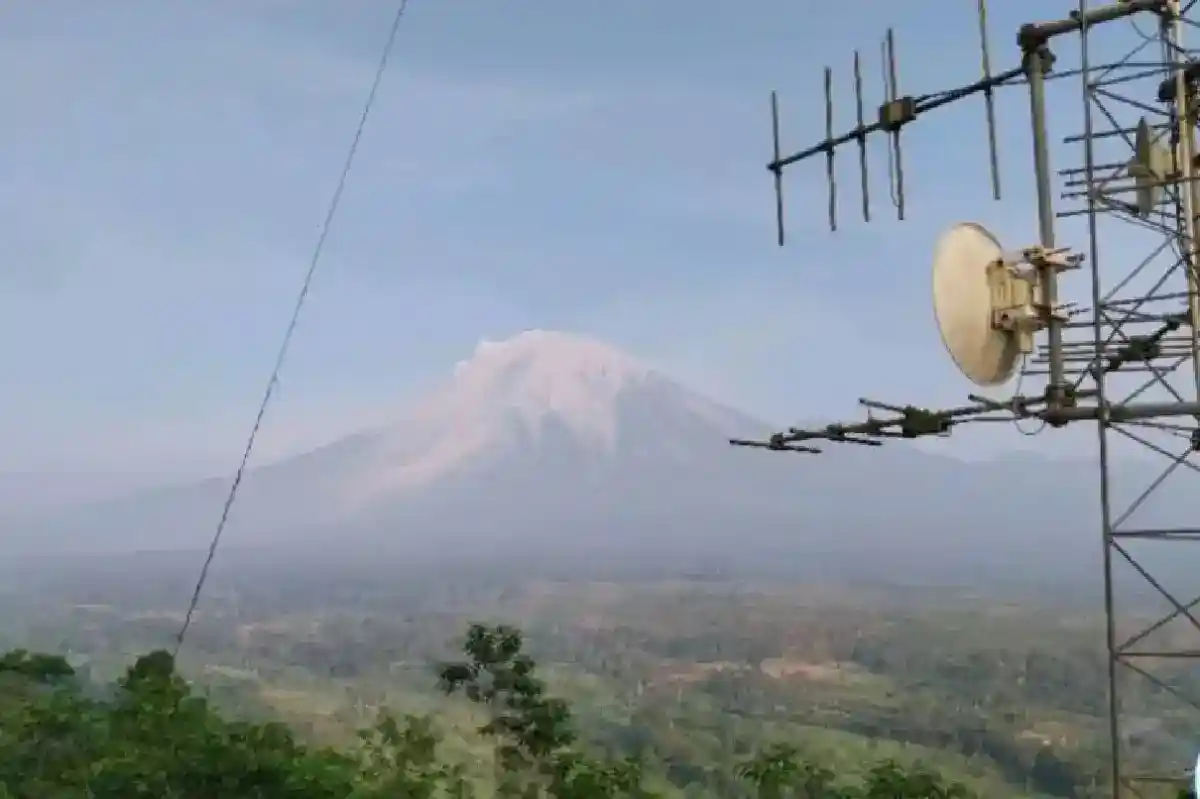 Semeru Erupsi pada Pagi Hari, Warga Diminta Menjauhi Besuk Kobokan