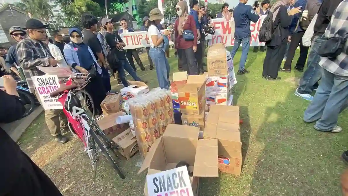 Warga Berbagi Roti dan Minuman untuk Massa Aksi di Tugu Tani