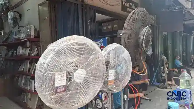 Cuaca Panas Dongkrak Penjualan Kipas dan AC di Glodok