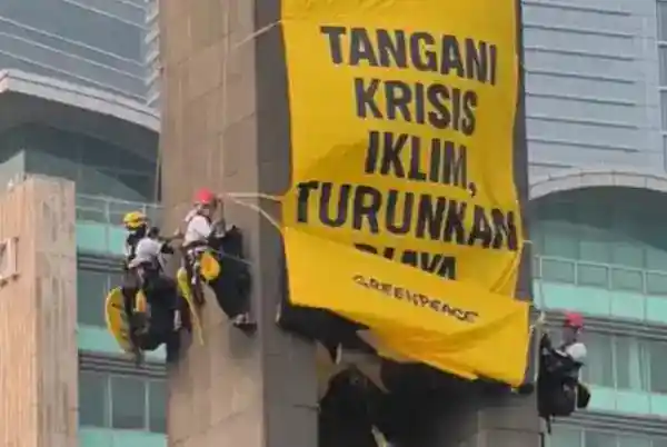 Aksi Greenpeace di Bundaran HI Soroti Krisis Iklim, Mensesneg Paparkan Upaya Pemerintah