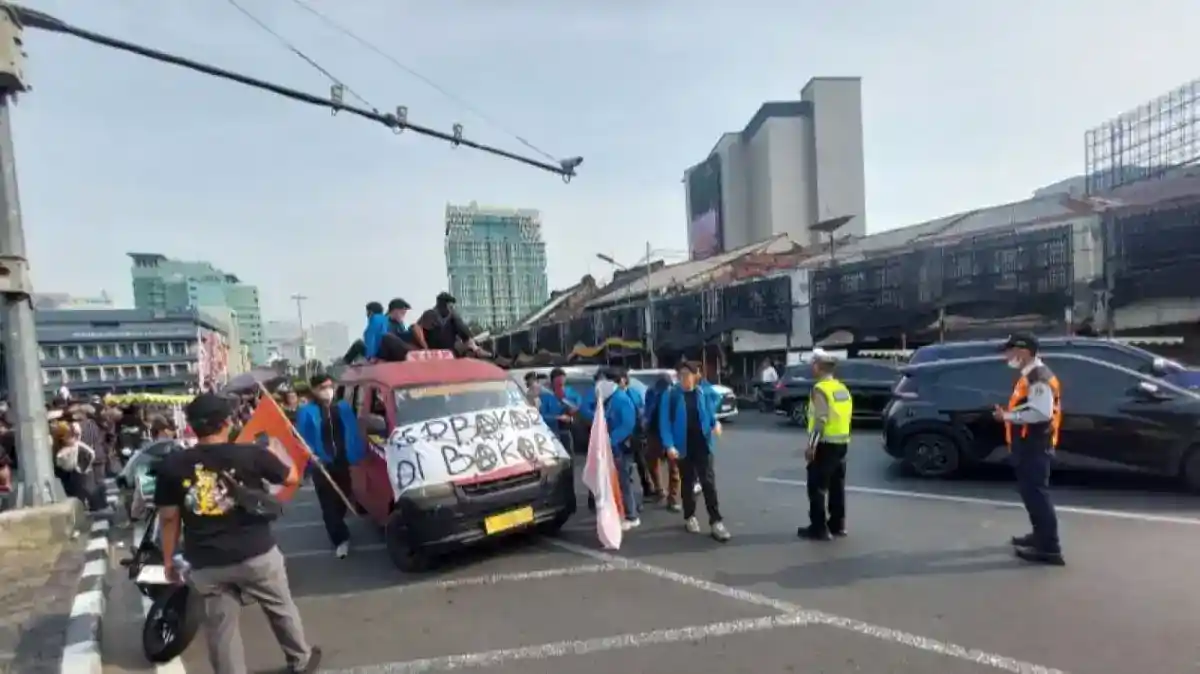 Mahasiswa BEM UI Tak Kenakan Almamater dalam Aksi di Tugu Tani