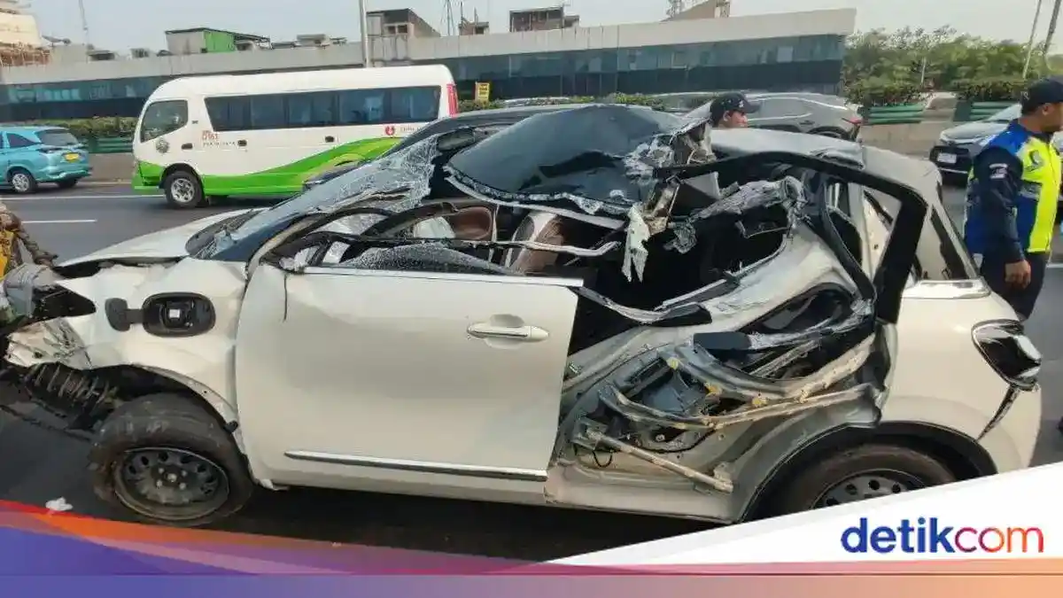 Kartu E-Toll Terjatuh, Tiga Kendaraan Bertabrakan di Tol Ancol