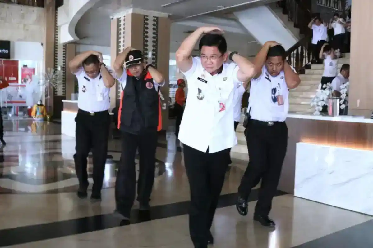 Ratusan Sekolah dan Perkantoran Jaksel Berlatih Menghadapi Gempa