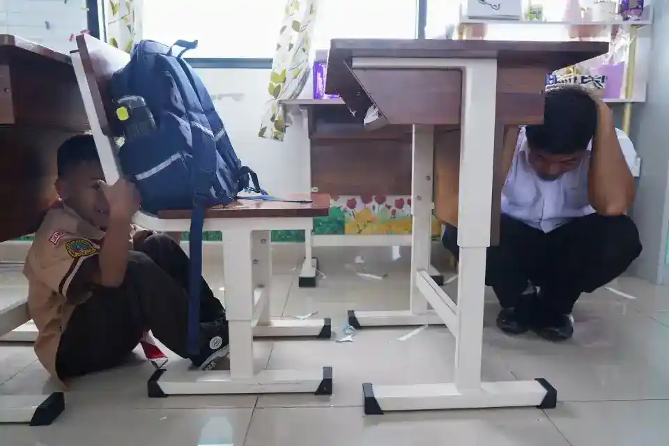Simulasi Gempa di SD Pejaten Timur Latih Siswa Berlindung dan Mengungsi