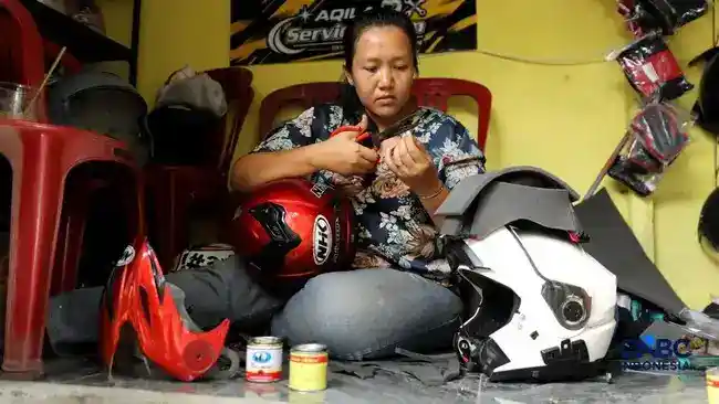 Perbaikan Helm di Jakarta Layani hingga 30 Unit Sehari, Tarif Mulai Rp5.000