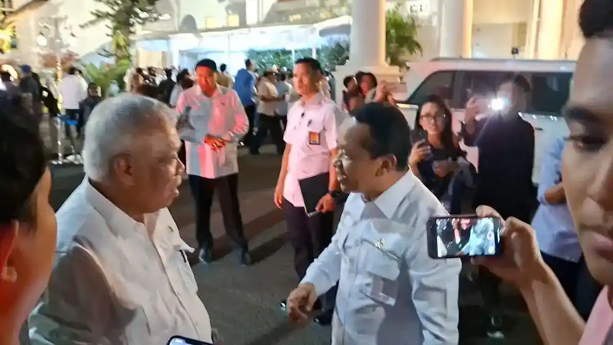 Bahlil dan Basuki Berpelukan Usai Sidang Kabinet di Istana