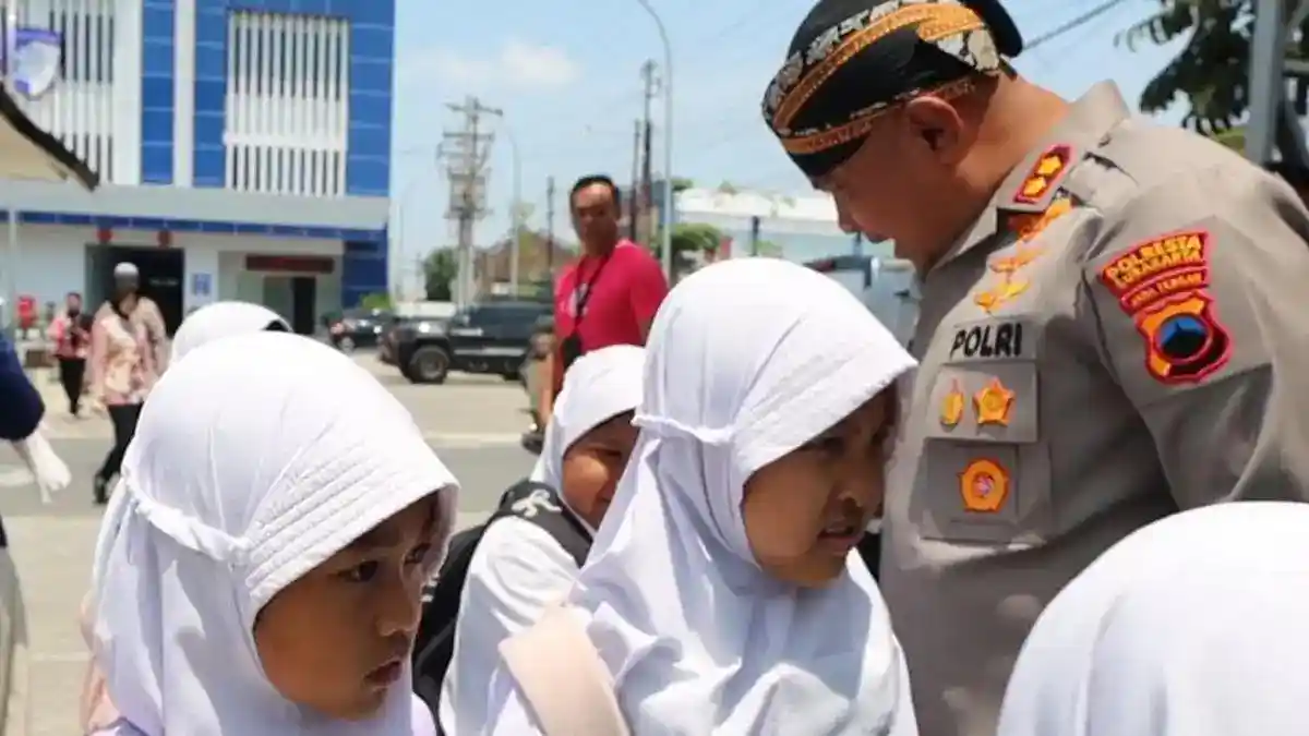Mbah Con Dekati Anak-anak Solo dengan Canda dan Pesan tentang Masa Depan