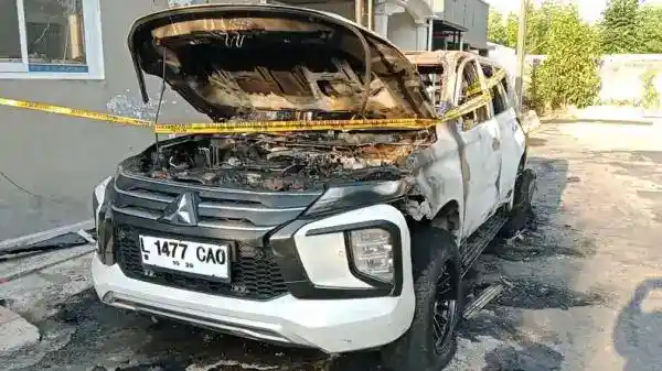 Pajero Terbakar di Semolowaru, Api Nyaris Merambat ke Rumah Warga