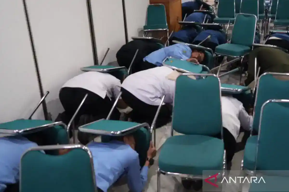 Simulasi Gempa di Balai Kota Jakarta Timur Uji Kesiapan Petugas dan Pegawai