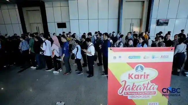 Antrean Pencari Kerja Padati Bursa Lowongan di Smesco Jakarta