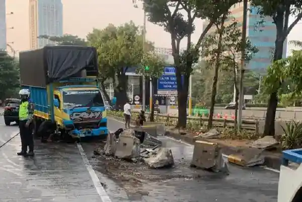 Empat Truk Tersangkut di Koridor Transjakarta, Pramono Minta Dishub Bertindak