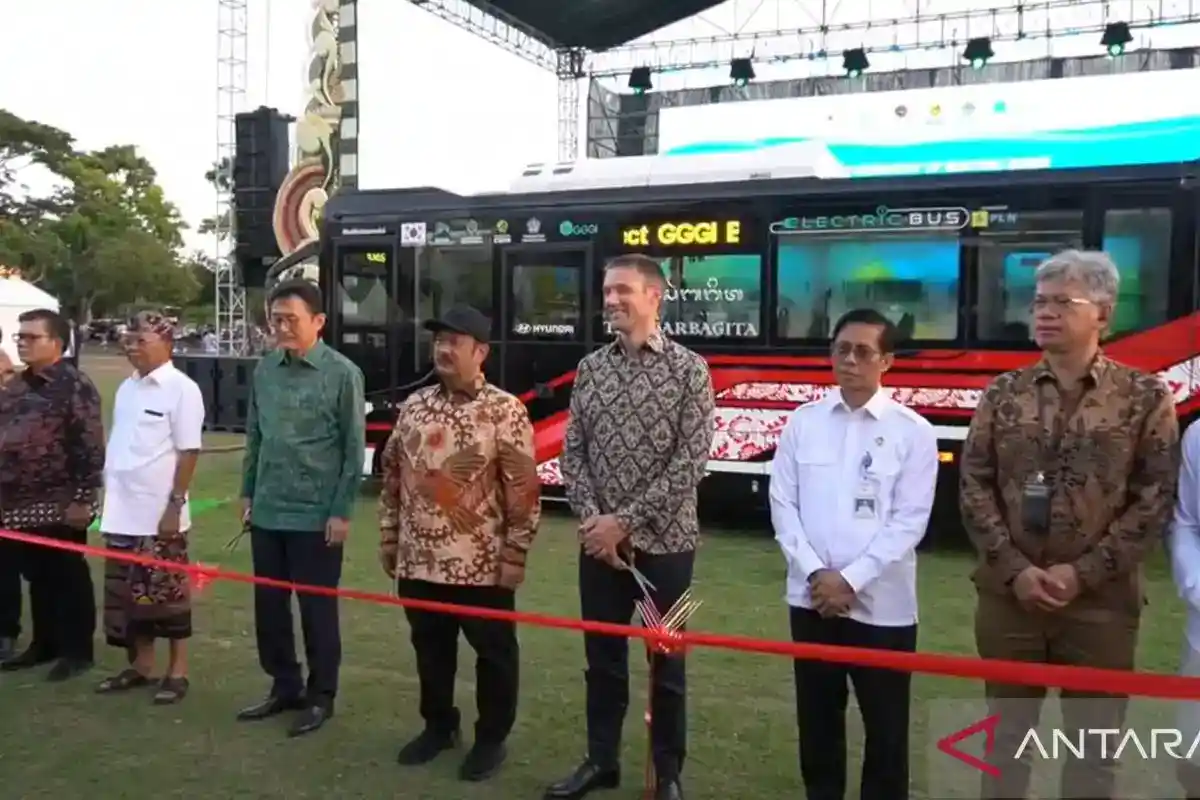 Sebelas Bus Hibah Korea Jadi Pengungkit Transportasi Listrik di Bali