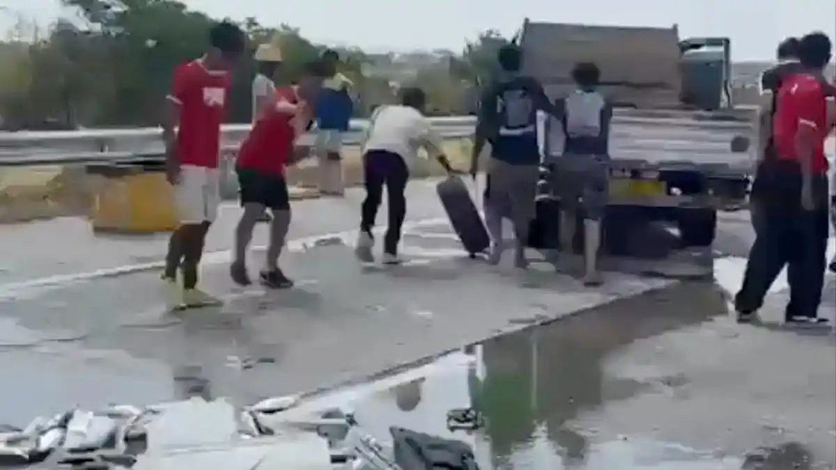 Di Tengah Perjalanan ke Bandung, Pemain Muda Persijap Bantu Bereskan Ikan di Tol