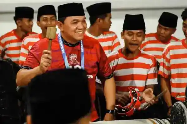 Sarung dan Kopiah Warnai Dukungan untuk Madura United saat Menang atas Persib