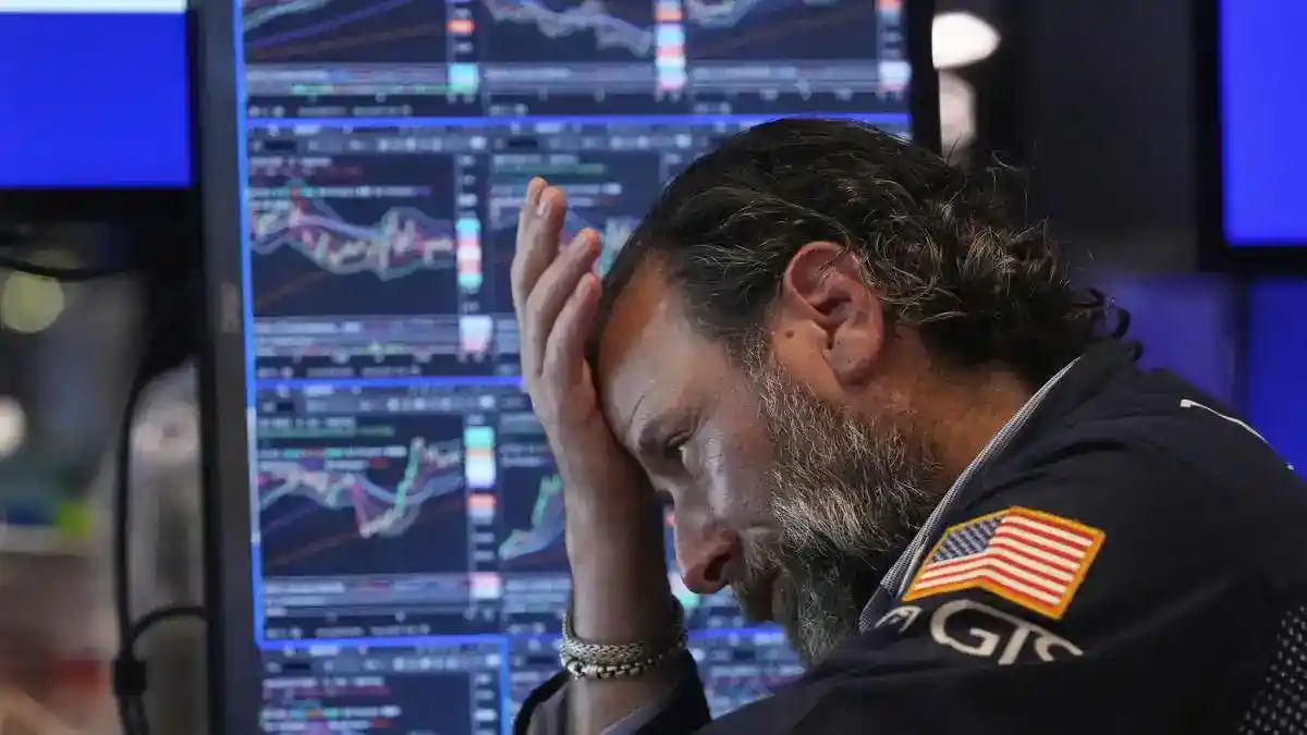 Wall Street Melemah, Dow Jones Tertekan Aksi Jual Teknologi dan Kenaikan Minyak
