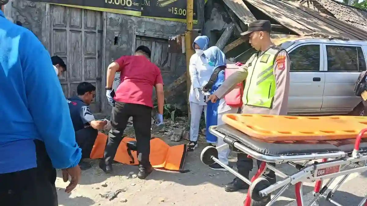 Pengendara Motor Tewas dalam Tabrakan dengan Isuzu Panther di Pandak