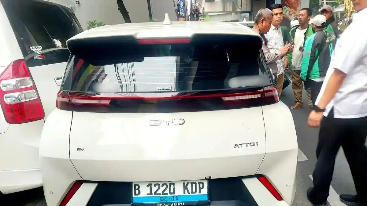 Mobil BYD Tabrak Sejumlah Kendaraan di Panglima Polim, Pengendara Ojol Patah Kaki