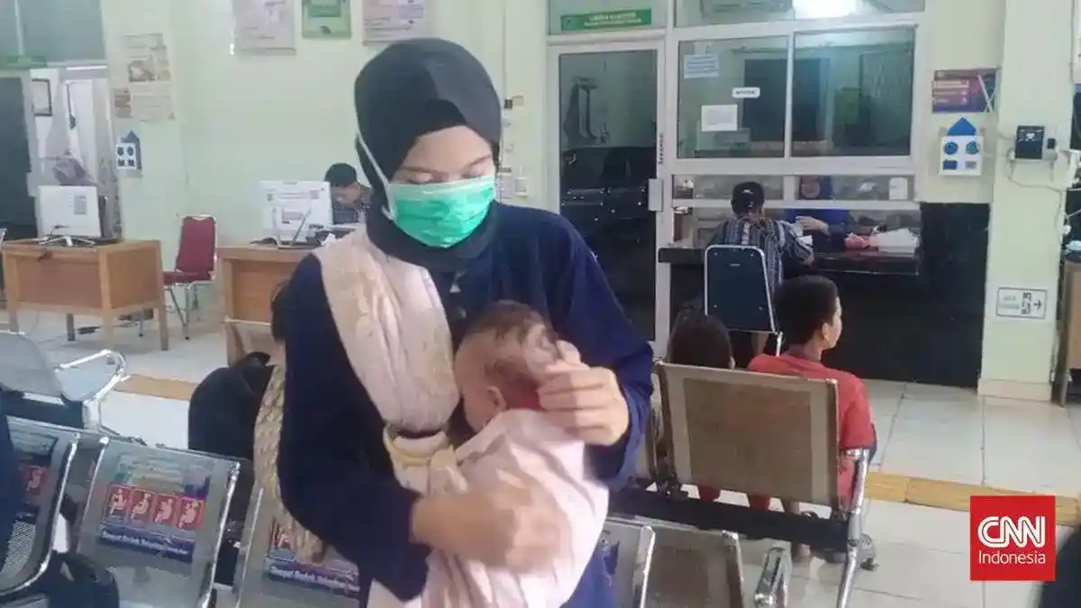 Di Tengah Asap Palembang, Bayi Aisya Berjuang Menghirup Udara