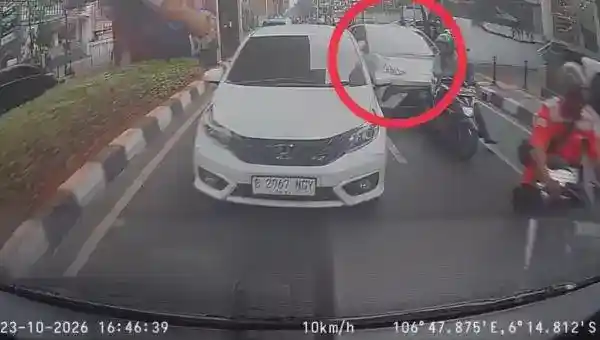Kecelakaan di Panglima Polim: Mobil Listrik Tabrak Sejumlah Kendaraan dan Lukai Pengemudi Ojol
