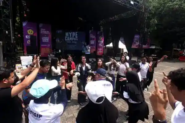 Mahasiswa UPN Veteran Jakarta Tetap Antusias di Tengah Teriknya Campus Connect