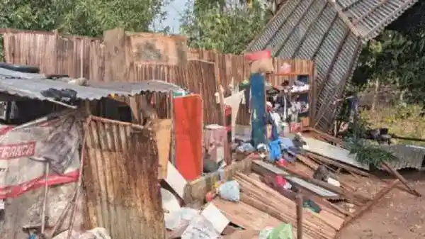 Hujan dan Angin Kencang Merusak Atap Rumah Warga di Maubeli