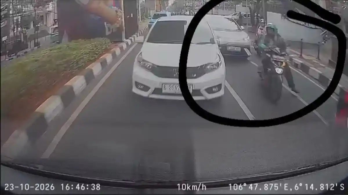 Rangkaian Tabrakan BYD di Blok M, Pengemudi Ojol Patah Tulang