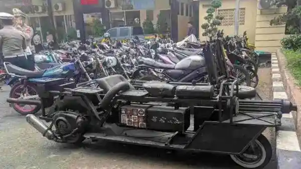 Vespa Berwujud Tank Tempur Ditindak Polisi di Lamongan