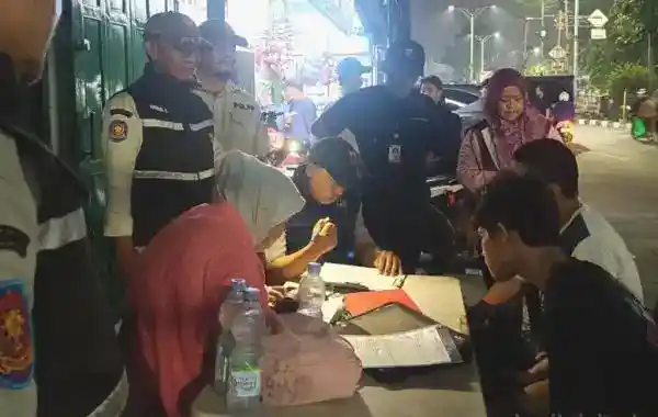 Operasi Malam di Kramat Jati Jaring 25 Pembuang Sampah Sembarangan