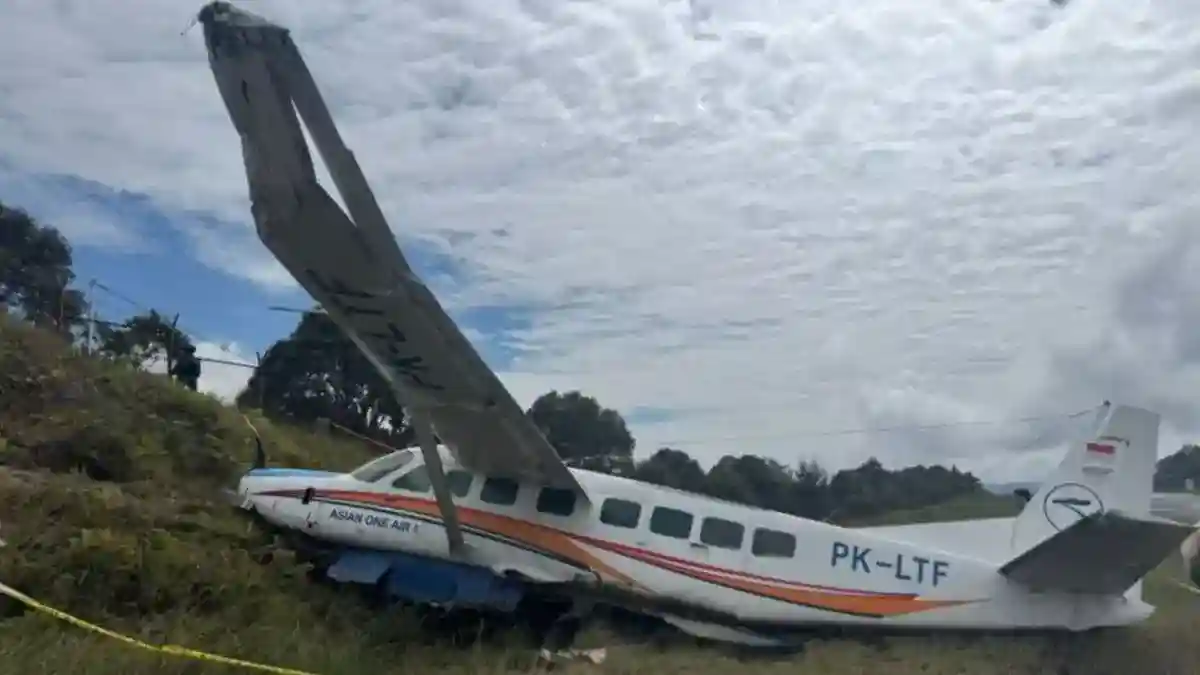Pesawat Asian One Air Keluar Landasan di Sugapa, Dua Personel TNI Cedera