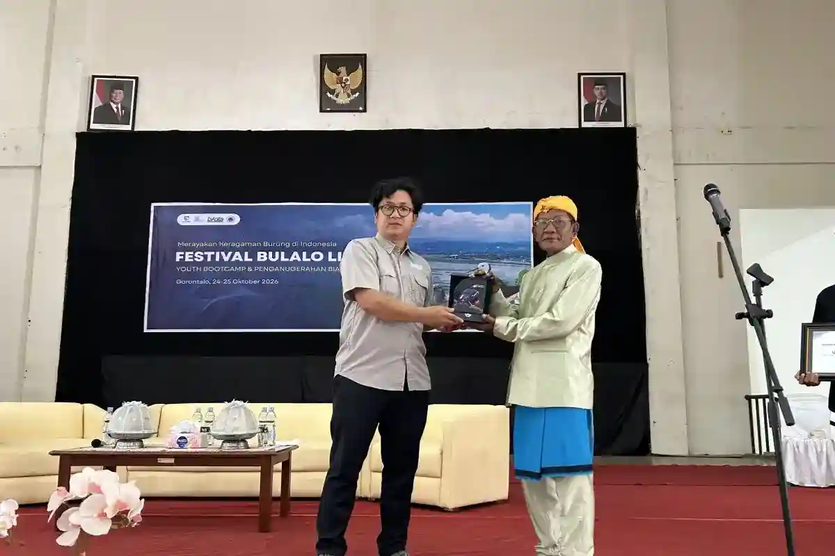 Umar Pasandre Diganjar Penghargaan atas Upaya Menjaga Mangrove Torosiaje