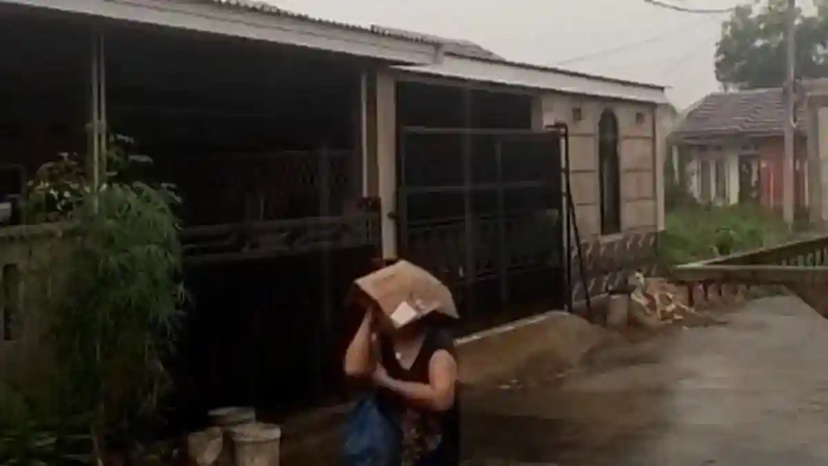 Hujan Pertama Setelah Kemarau Panjang Bawa Lega bagi Warga Palembang