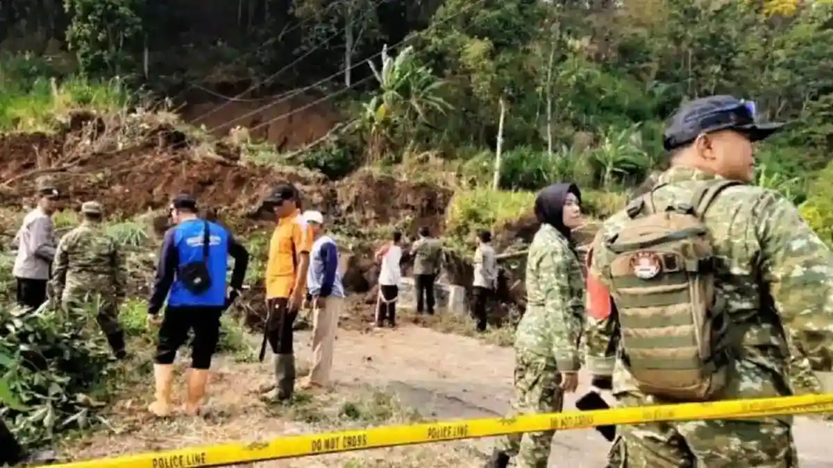 Longsor Tutup Penghubung Tapak–Sukowidi, Evakuasi Butuh Alat Berat