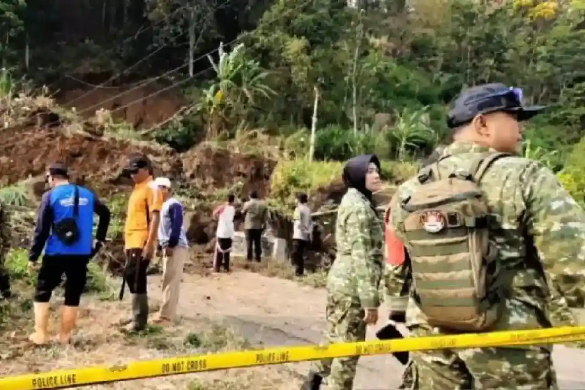 Longsor Putus Akses Tapak–Sukowidi, Pembersihan Terkendala Timbunan Batu dan Tanah