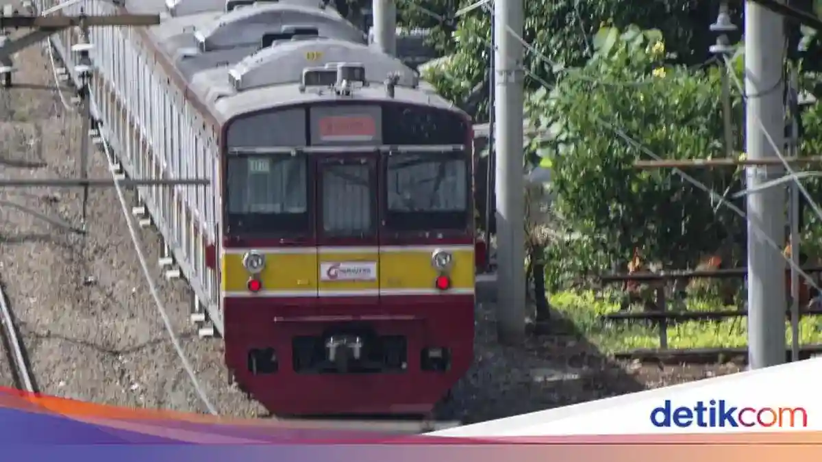 Pemotor Terluka Berat Setelah Tertemper KRL di Perlintasan Pasar Minggu
