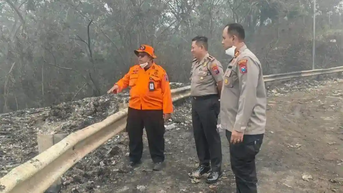 Hari Kelima Kebakaran TPA Supit Urang: Bara di Dalam Tumpukan Sampah Masih Ditangani