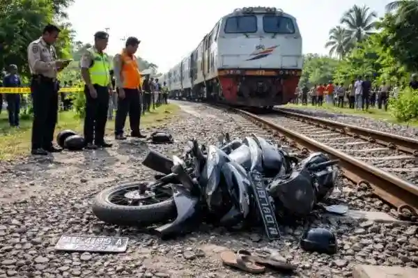 Pemotor Terluka Berat Setelah Tertabrak KRL di Pelintasan Pasar Minggu